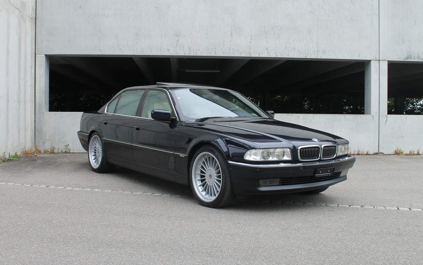 BMW 750iL (E38)