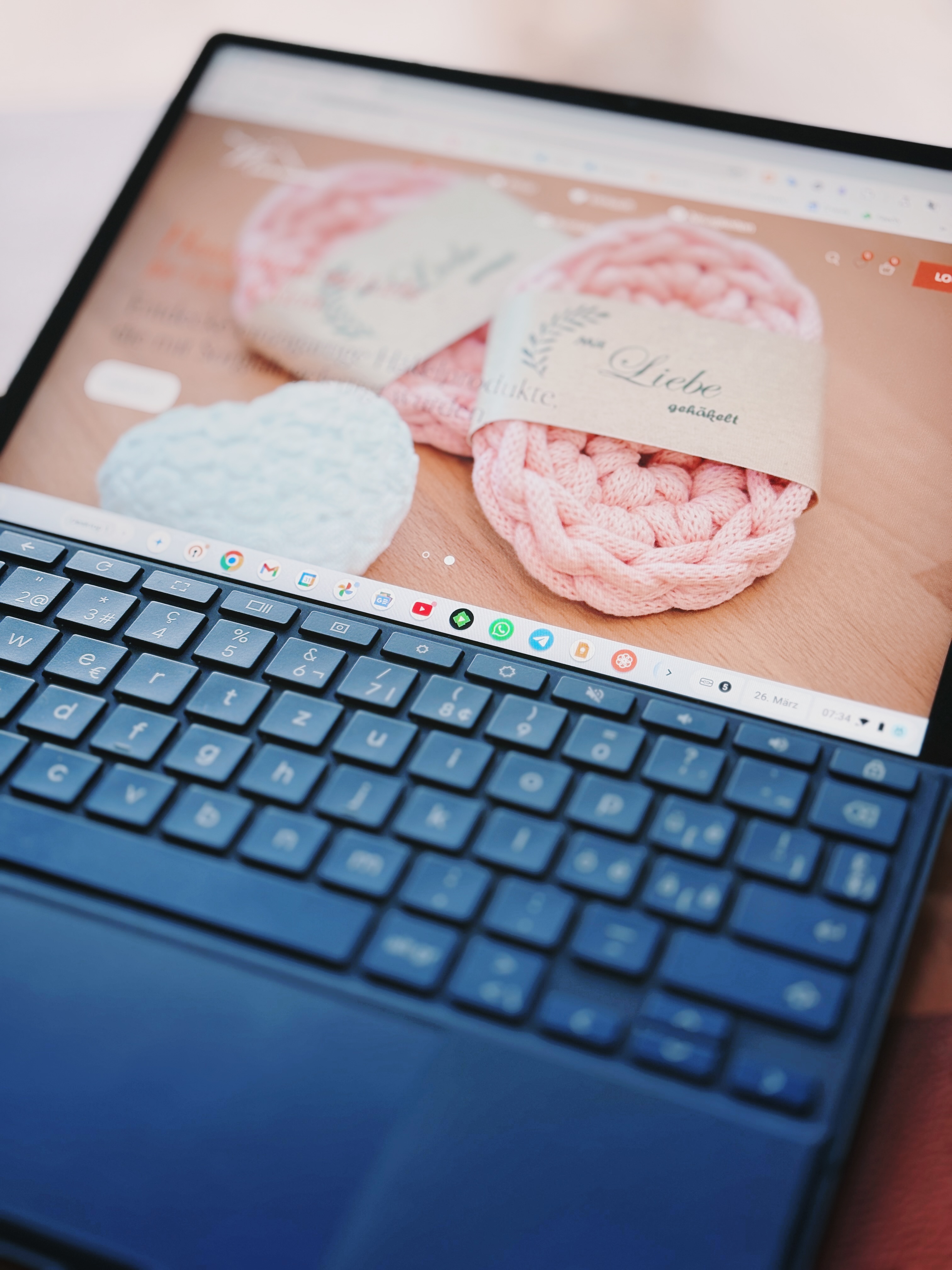 Maschenzauberei – Mit Liebe gehäkelt - Entdecke liebevoll gehäkelte Körbe, Schlüsselanhänger & Deko. Nachhaltig, handgemacht & einzigartig – direkt aus der Schweiz. Maschenzauberei – Mit Liebe gehäkelt - Entdecke liebevoll gehäkelte Körbe, Schlüsselanhänger & Deko. Nachhaltig, handgemacht & einzigartig – direkt aus der Schweiz.